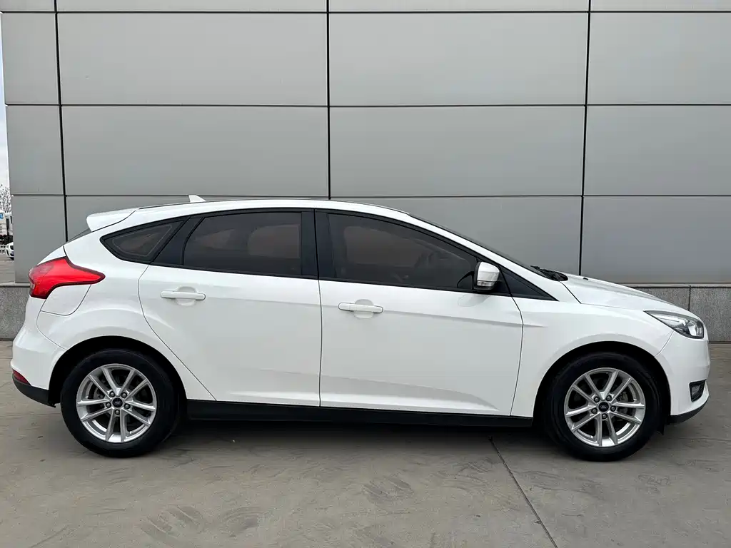 Ford Focus 2017 — фото 8