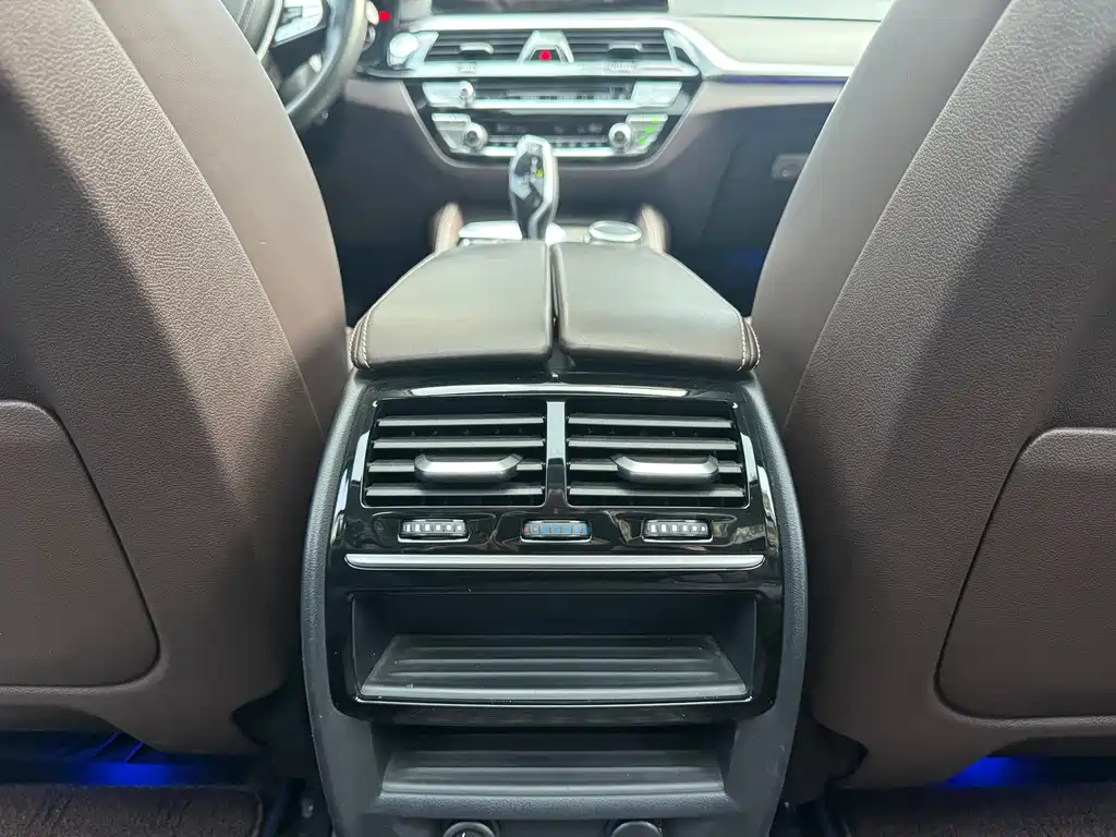 BMW 5 Series 2018 — фото 16