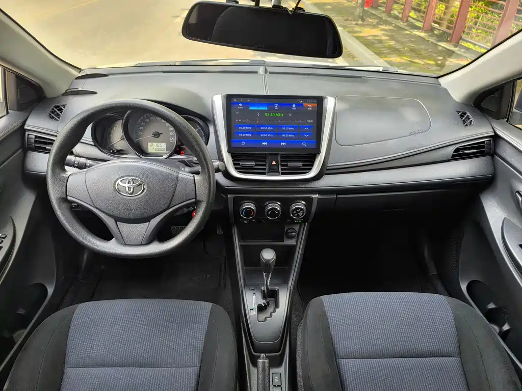 Toyota Yaris L 2019 — фото 12