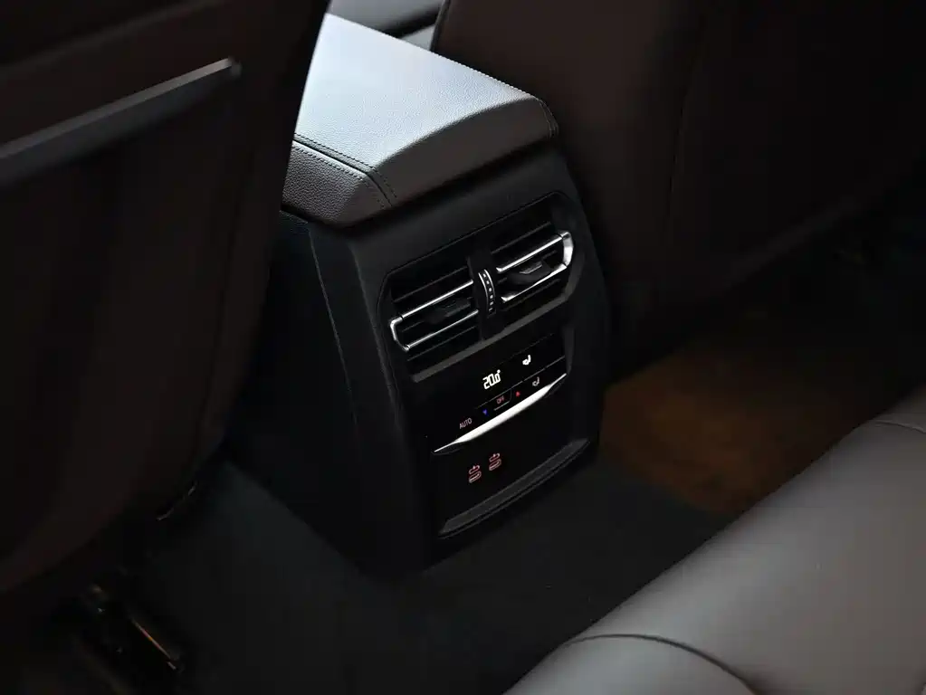 BMW 3 Series 2023 — фото 10