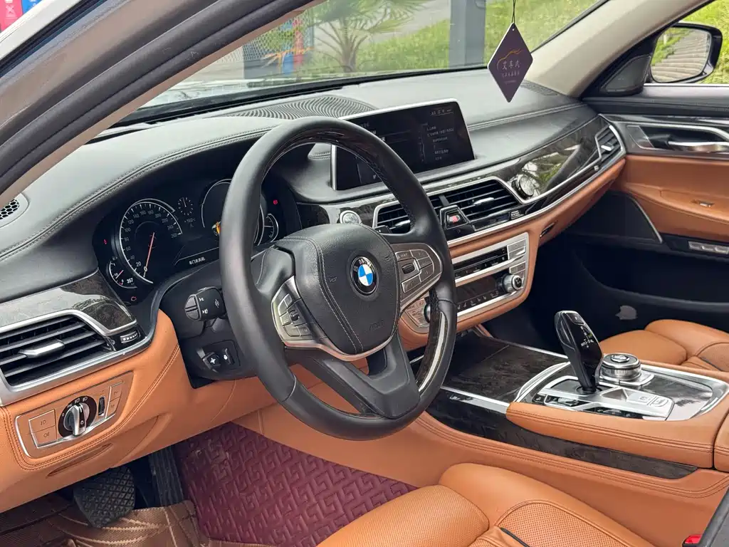 BMW 7 Series 2017 — фото 8