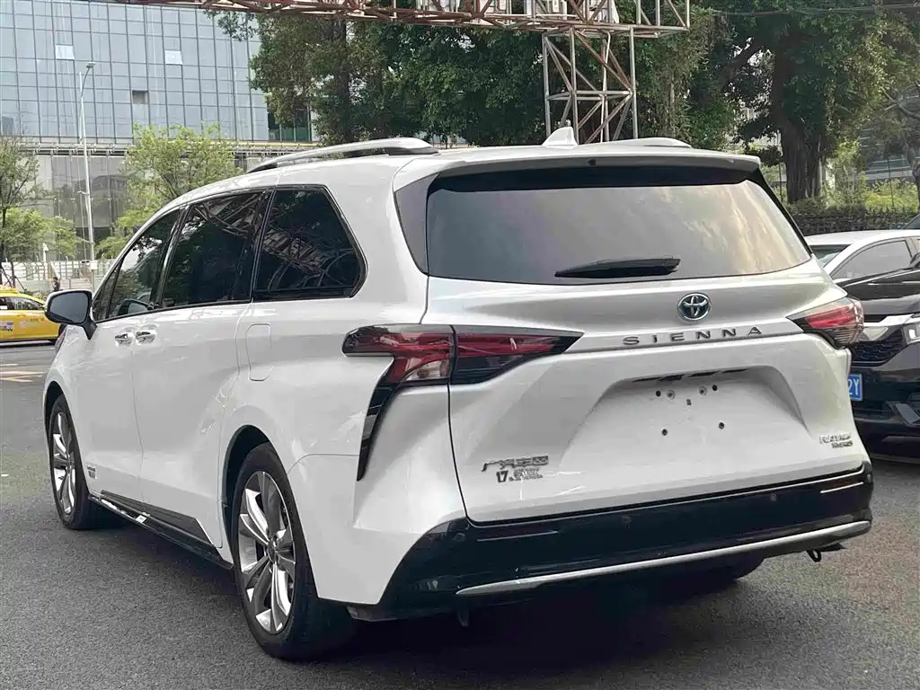 Toyota Sienna 2023 — фото 7