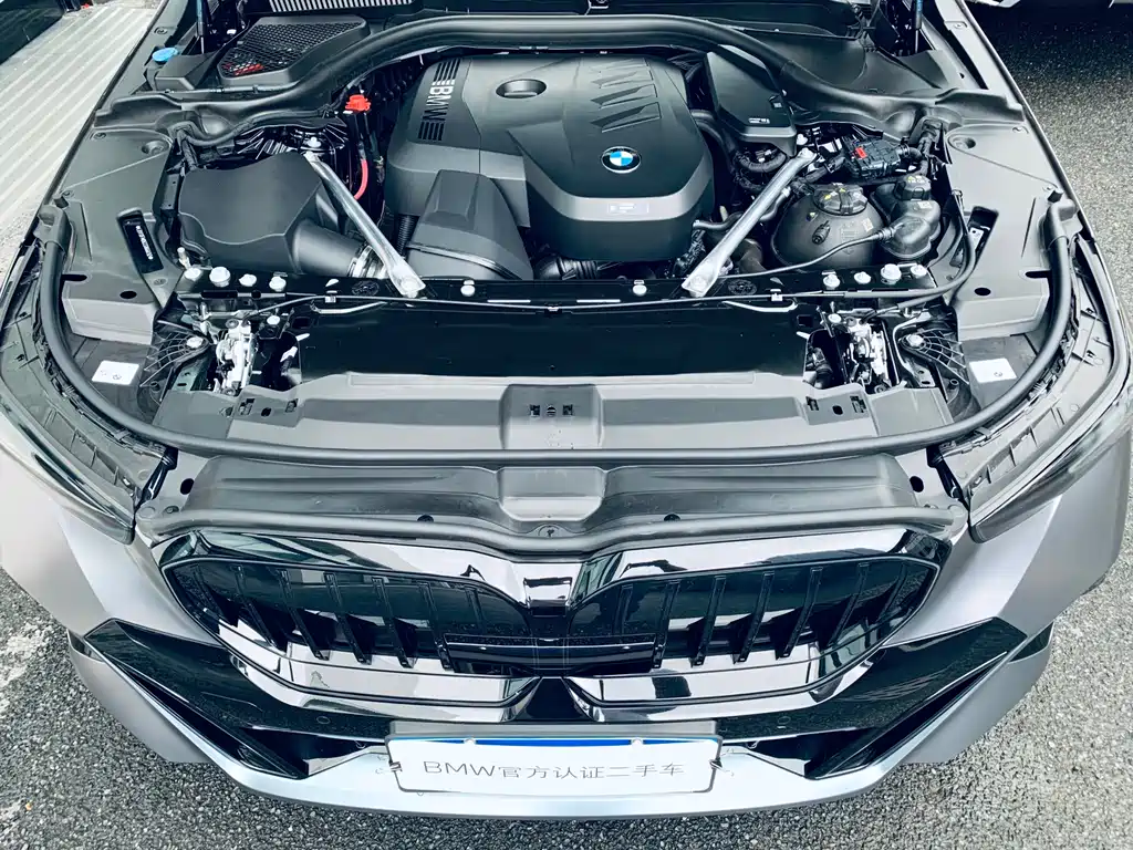 BMW 5 Series 2025 — фото 13