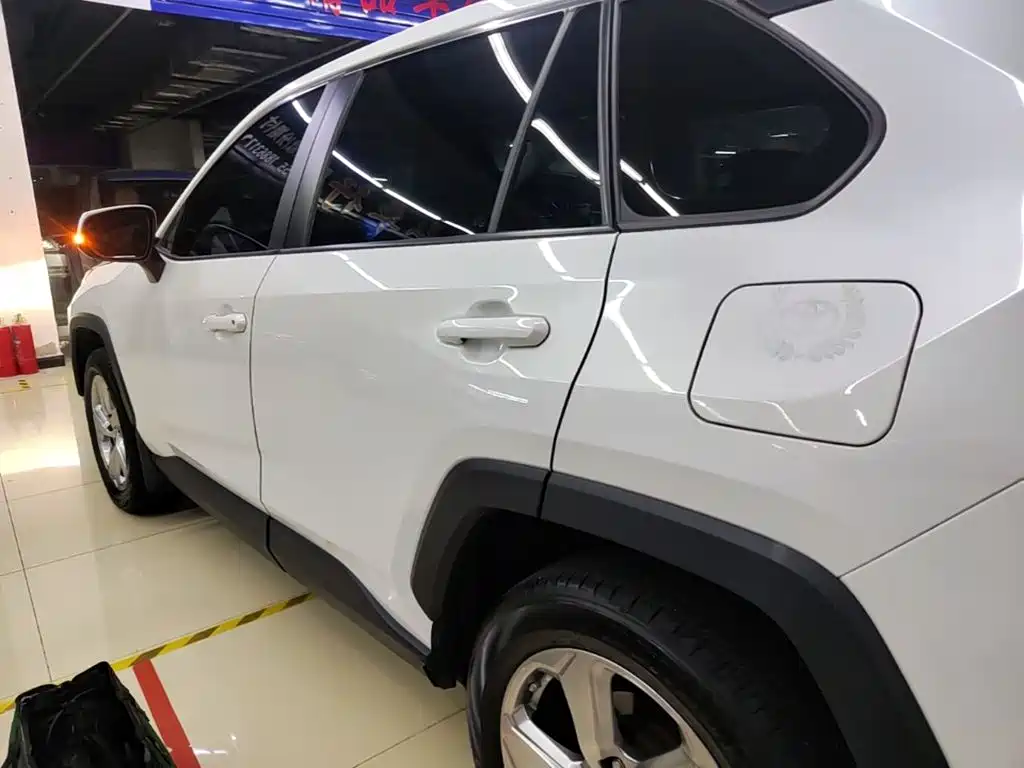 Toyota RAV4 2023 — фото 5