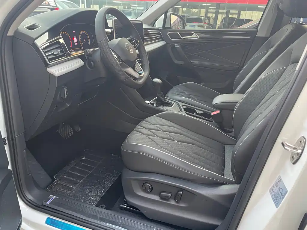 Volkswagen Tiguan L 2023 — фото 12
