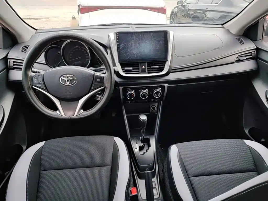 Toyota Yaris L 2022 — фото 10