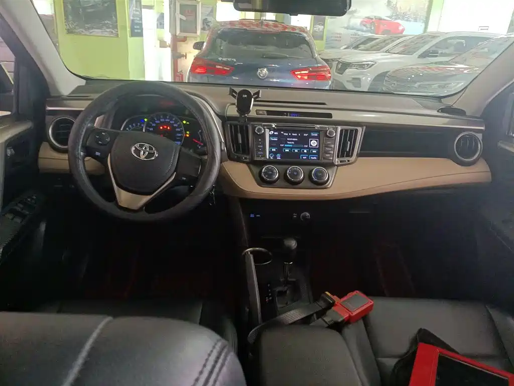 Toyota RAV4 2015 — фото 9