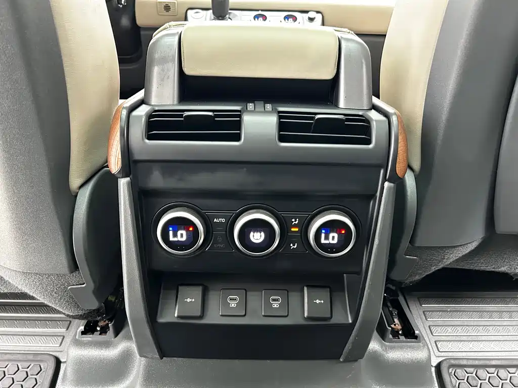 Land Rover Defender 2021 — фото 18