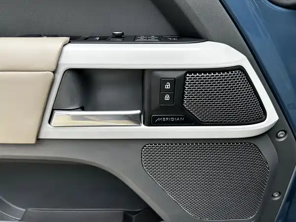 Land Rover Defender 2021