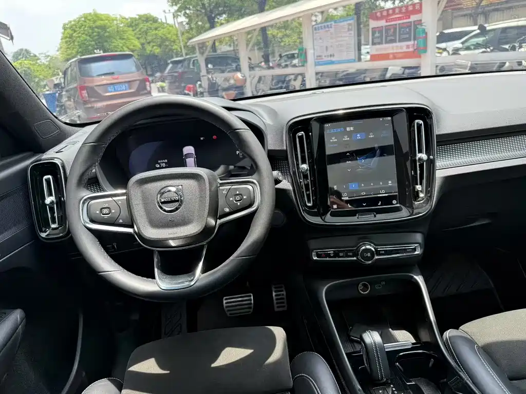 Volvo XC40 NEV 2022 — фото 4
