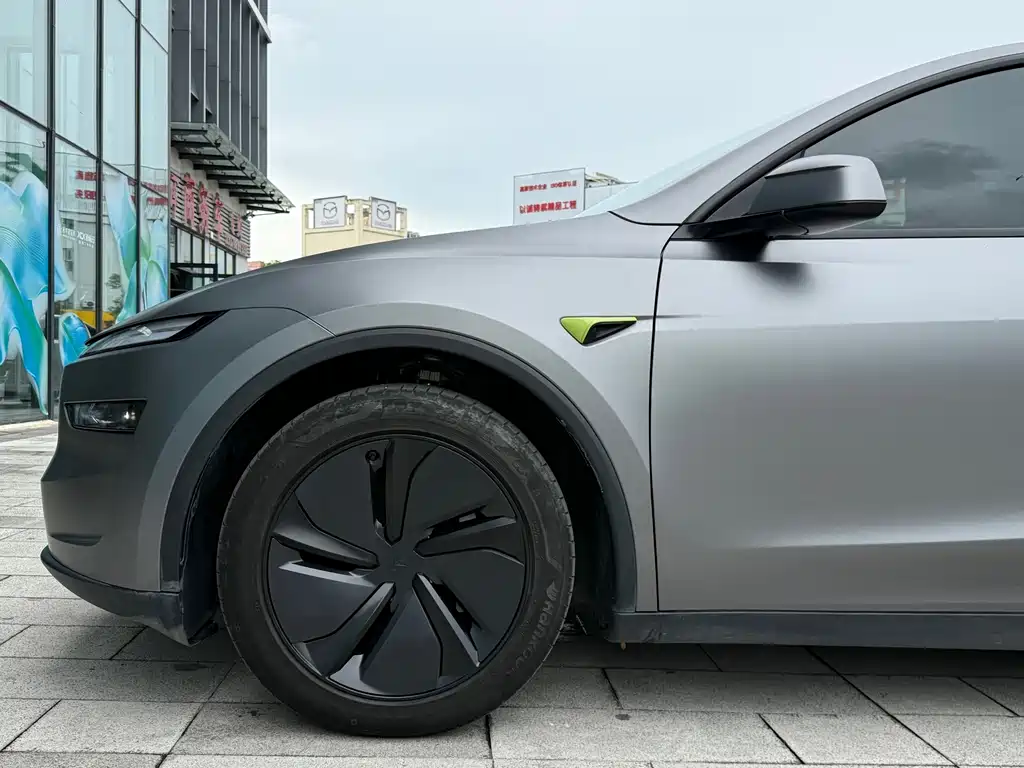 Tesla Model Y 2025 — фото 13