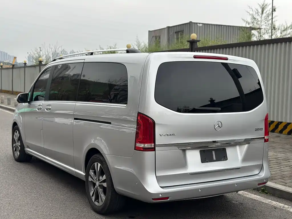 Mercedes-Benz V-Class 2017 — фото 16