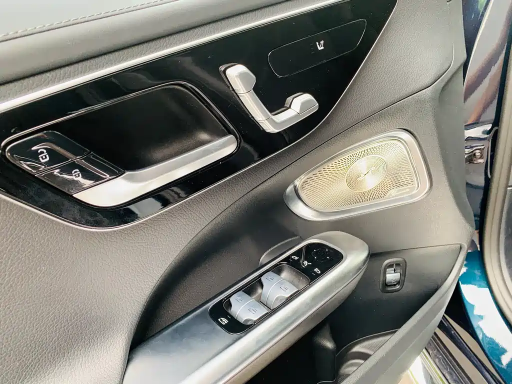 Mercedes-Benz C-Class 2023 — фото 6