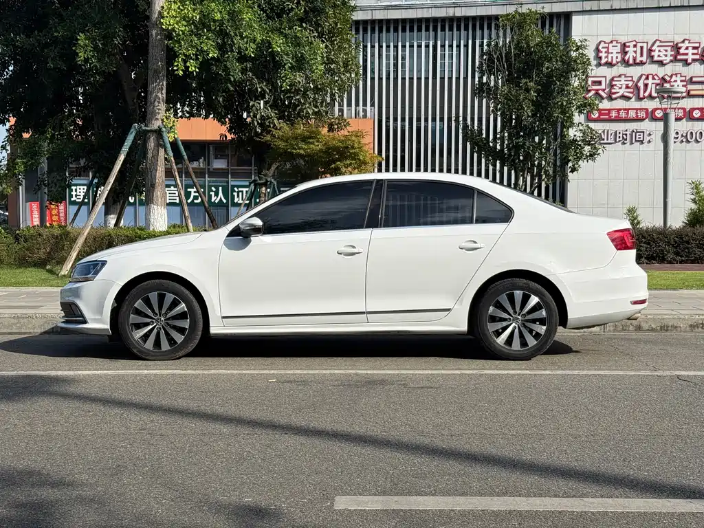 Volkswagen Sagitar 2016