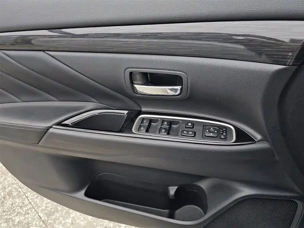 Mitsubishi Outlander 2019 — фото 9