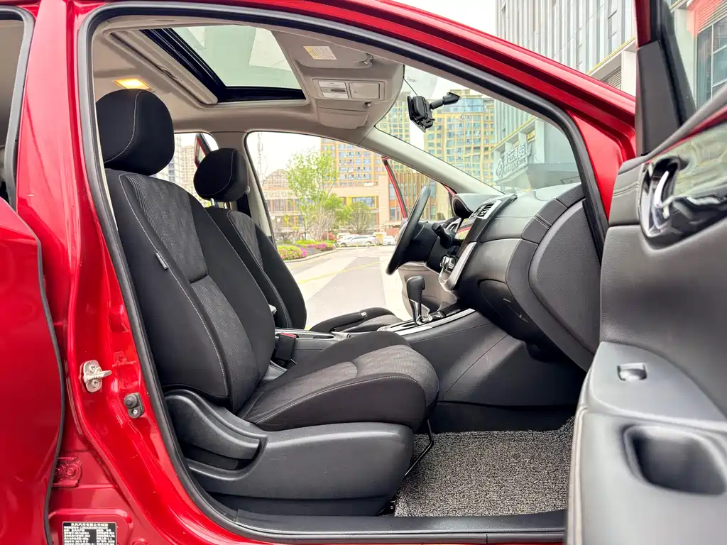 Nissan Tiida 2017 — фото 10