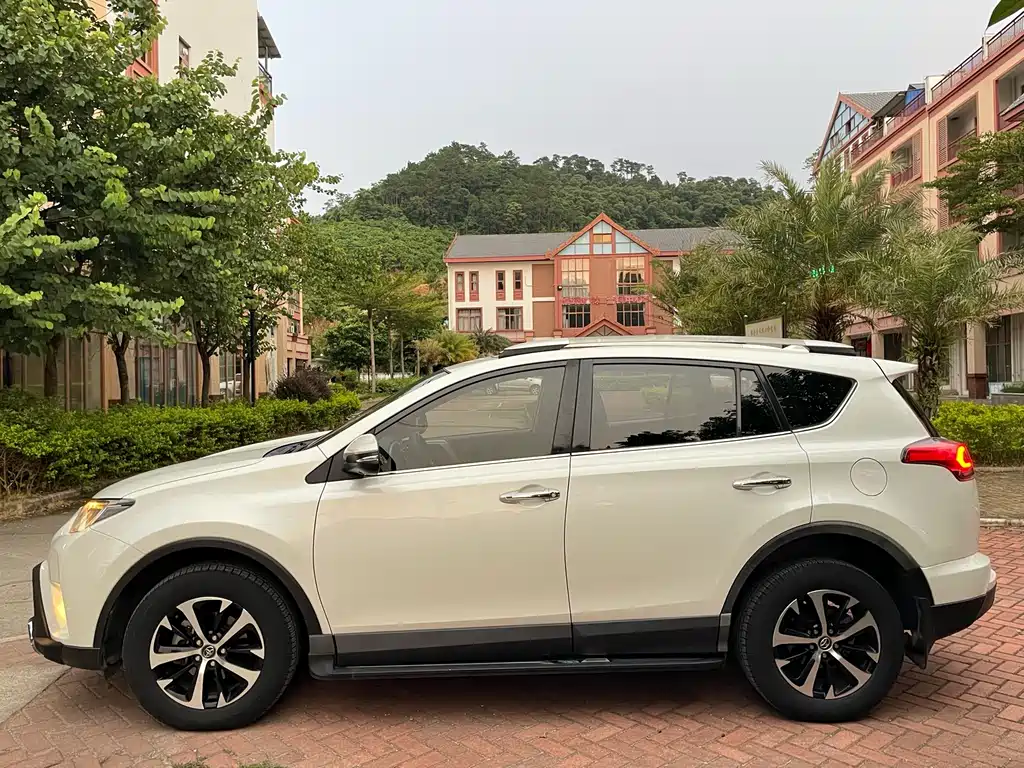Toyota RAV4 2017 — фото 3