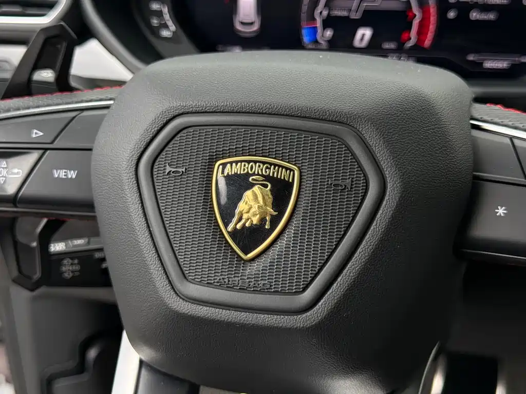 Lamborghini Urus 2019 — фото 34