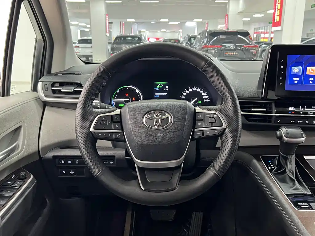 Toyota Sienna 2023 — фото 15