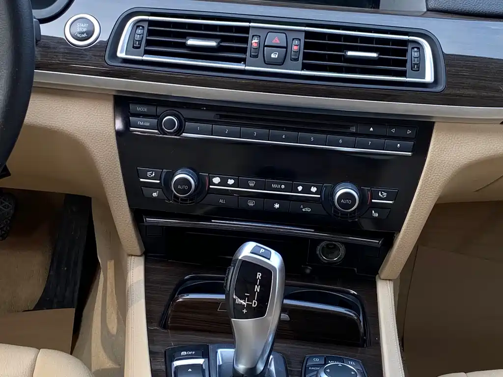 BMW 7 Series 2011 — фото 10