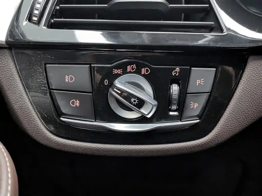 BMW 5 Series 2018 — фото 21