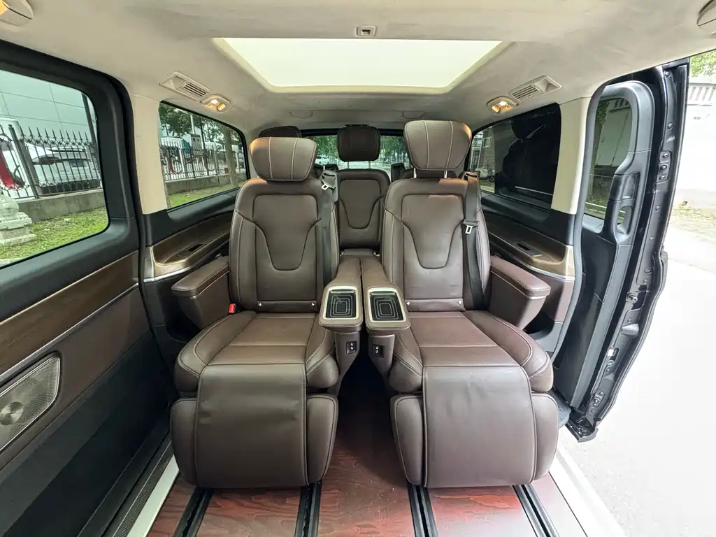 Mercedes-Benz V-Class 2023 — фото 26