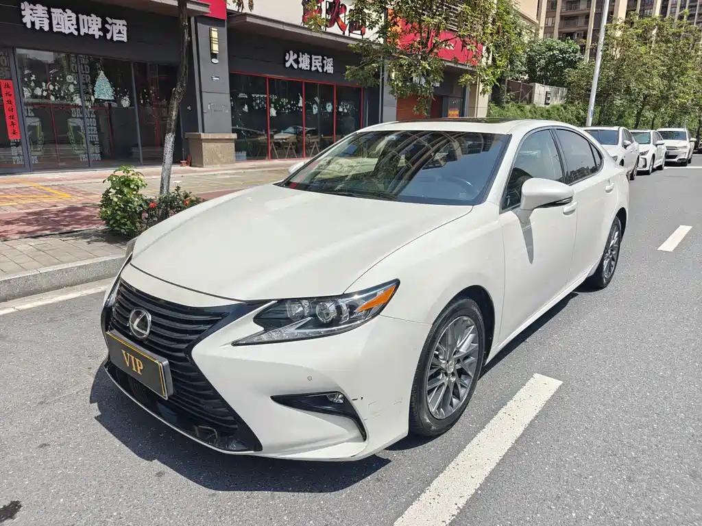 Lexus ES 2018 — фото 1