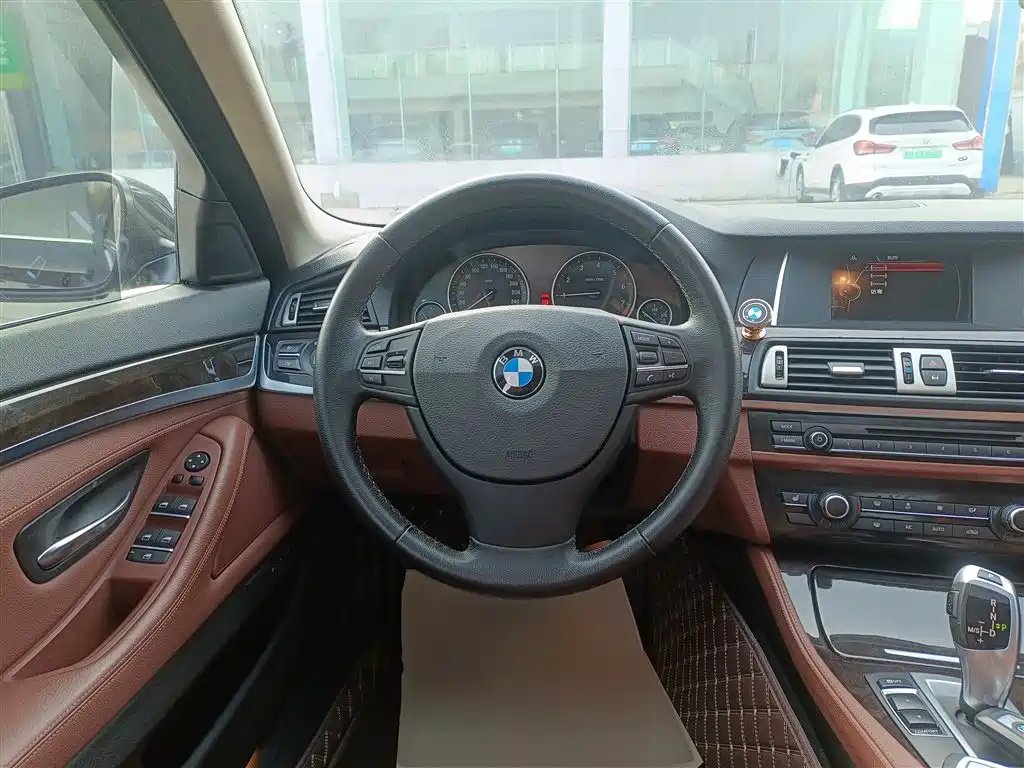 BMW 5 Series 2016 — фото 11