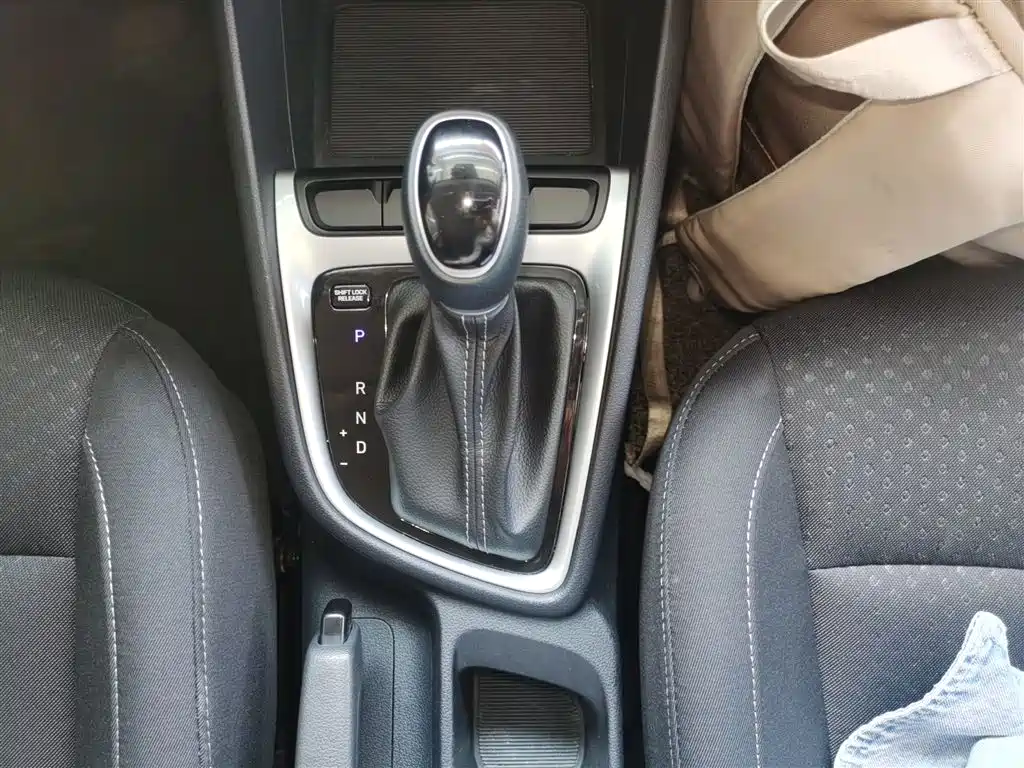 Hyundai Elantra 2020 — фото 14