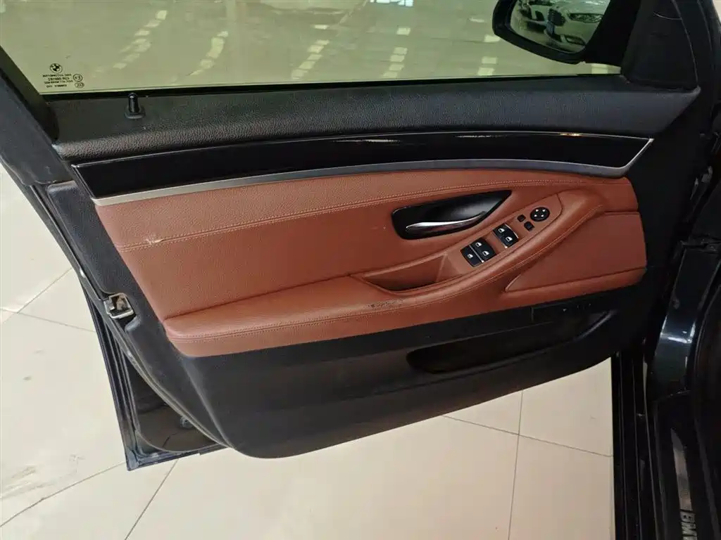BMW 5 Series 2015 — фото 21
