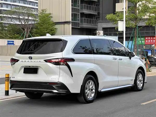 Toyota Granvia 2023