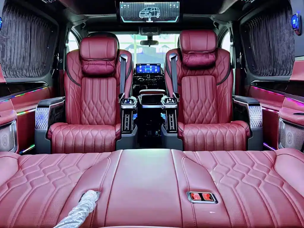 Toyota Hiace — фото 14