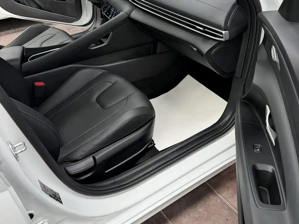 Hyundai Elantra 2023 — фото 15