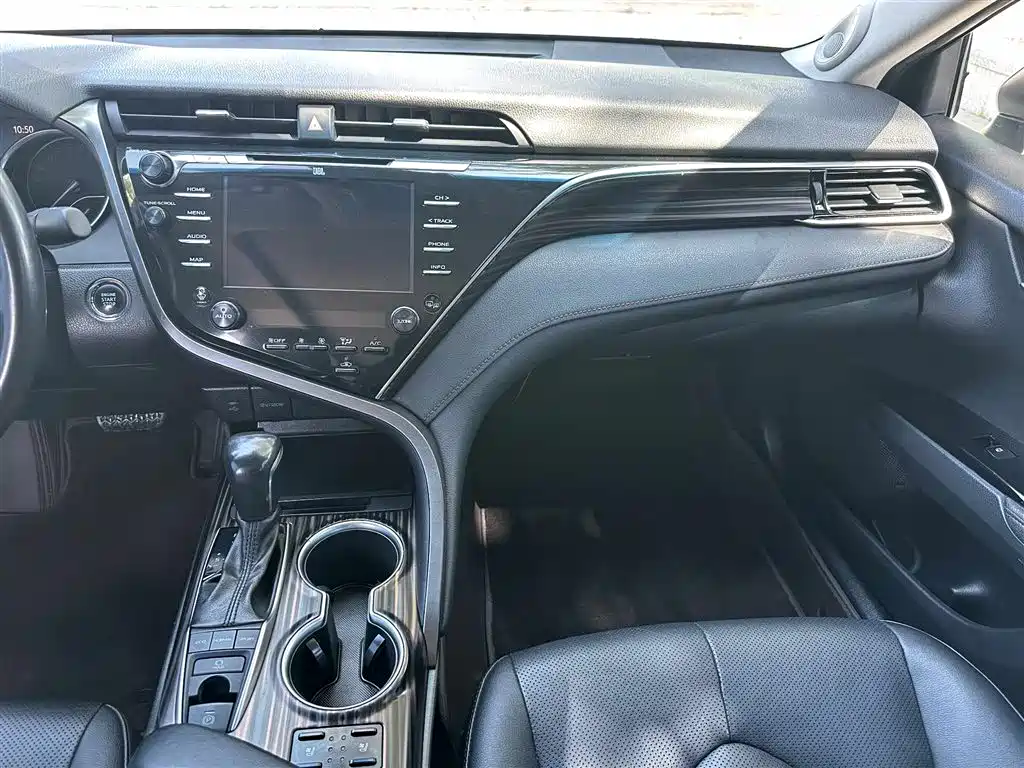 Toyota Camry 2019 — фото 7