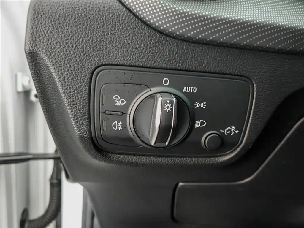 Audi Q2L e-tron 2022 — фото 21