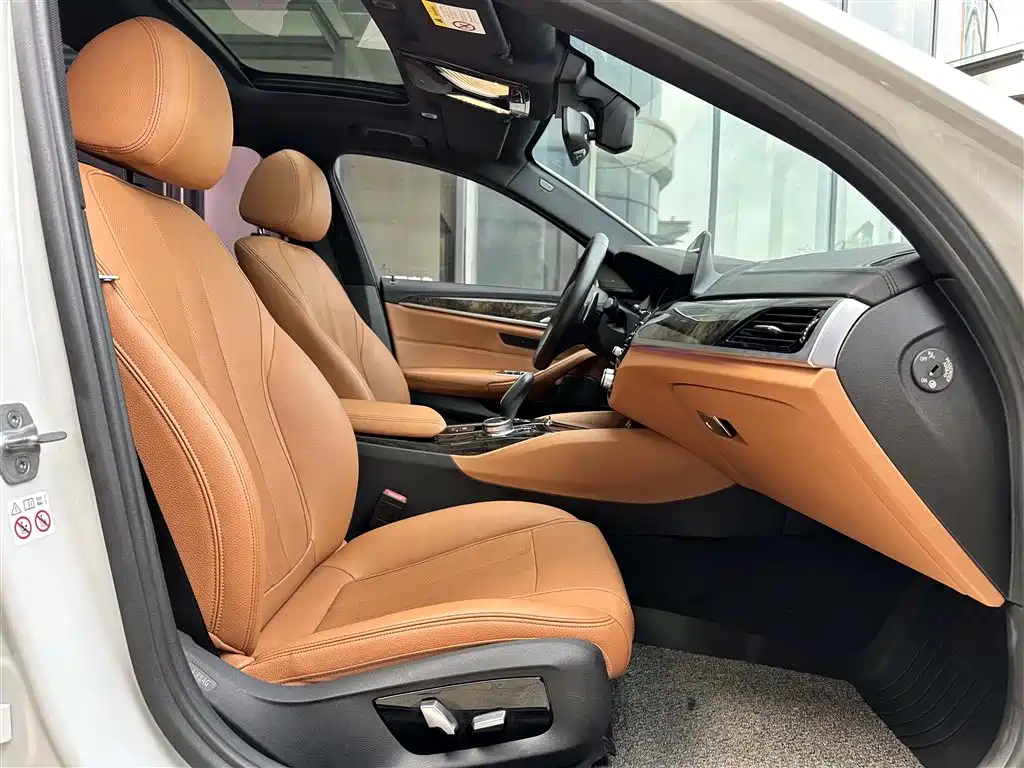 BMW 5 Series 2018 — фото 20