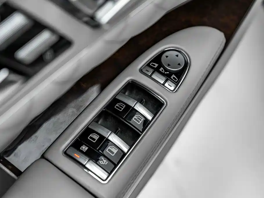 Mercedes-Benz S-Class AMG 2010 — фото 17