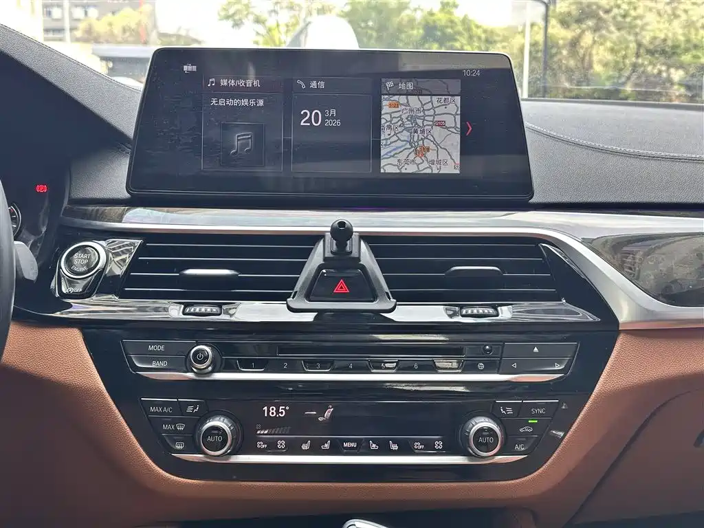 BMW 5 Series 2018 — фото 16