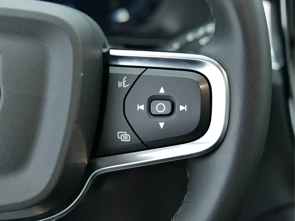 Volvo XC40 2023 — фото 22