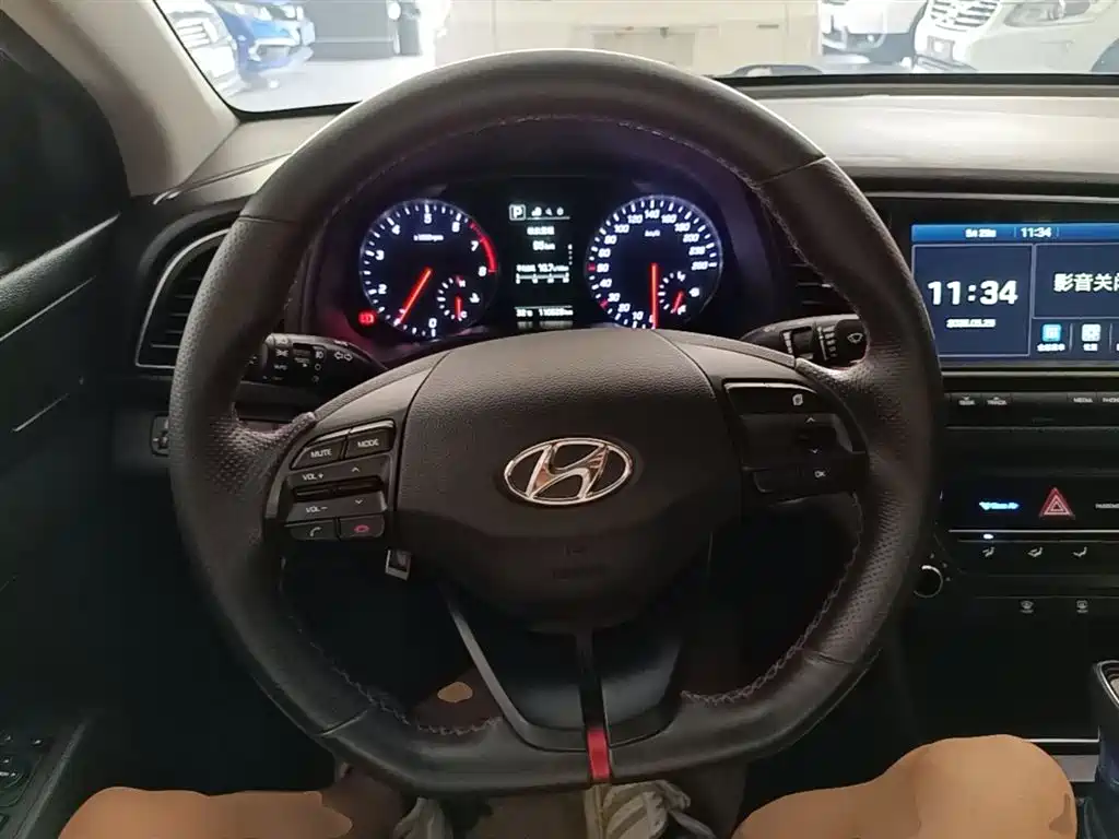 Hyundai Elantra 2018 — фото 11