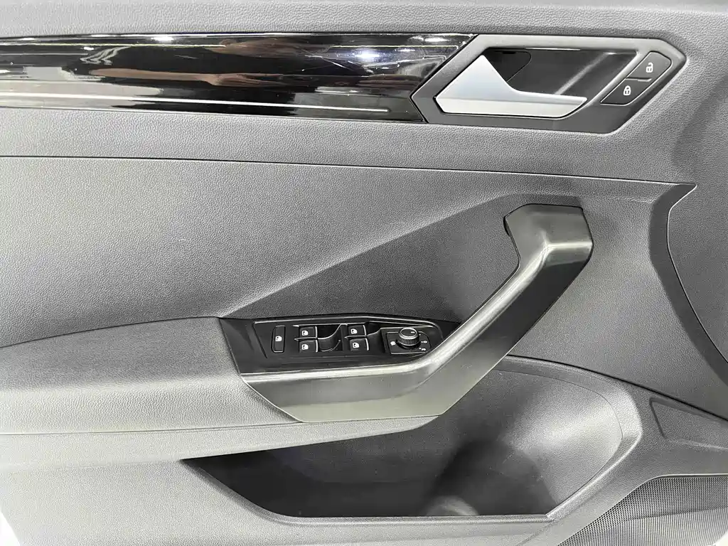 Volkswagen T-Roc 2023 — фото 8