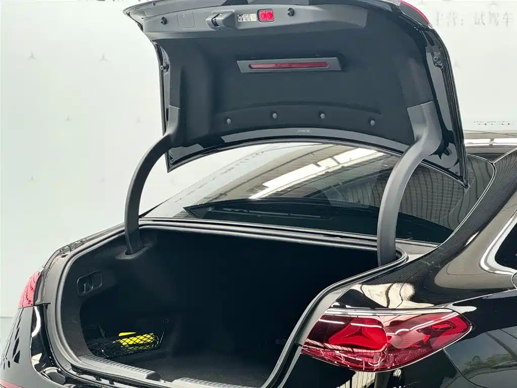 Mercedes-Benz E-Class 2025 — фото 3