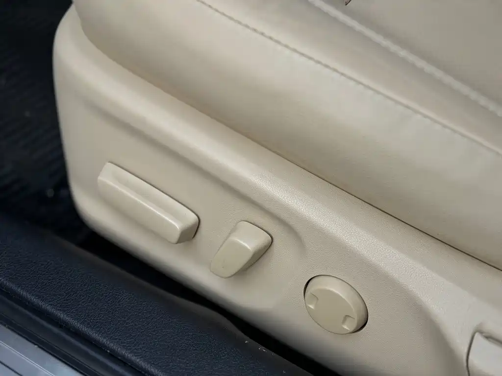 Toyota Crown 2016 — фото 17