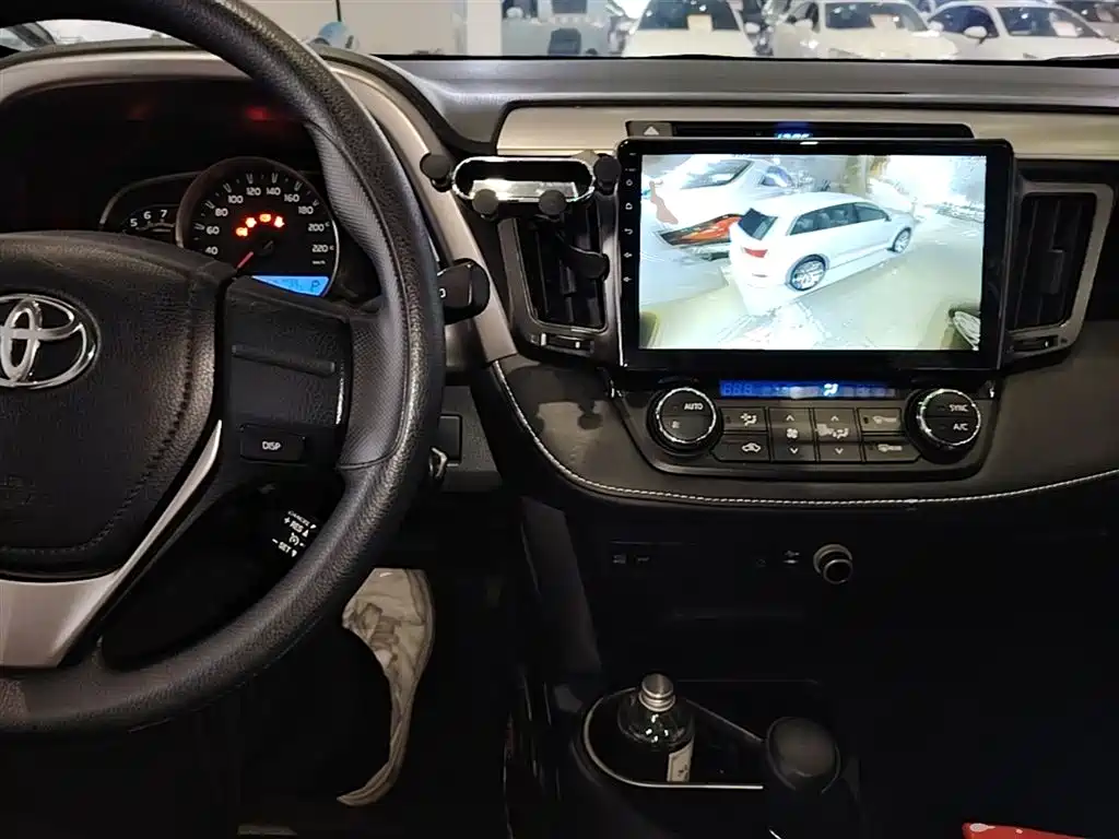 Toyota RAV4 2019 — фото 10