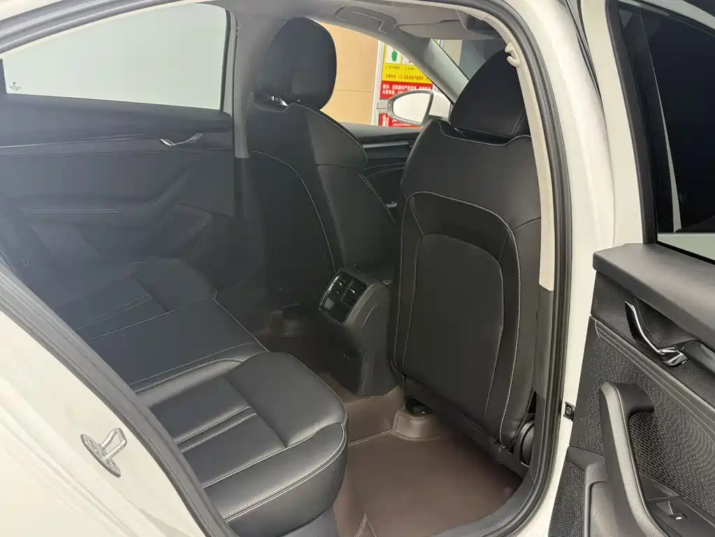 Skoda Octavia 2023 — фото 15