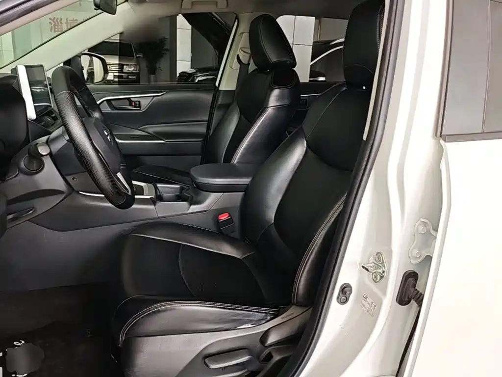 Toyota RAV4 2021 — фото 15