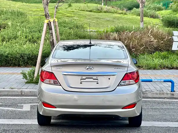 Hyundai Accent 2012