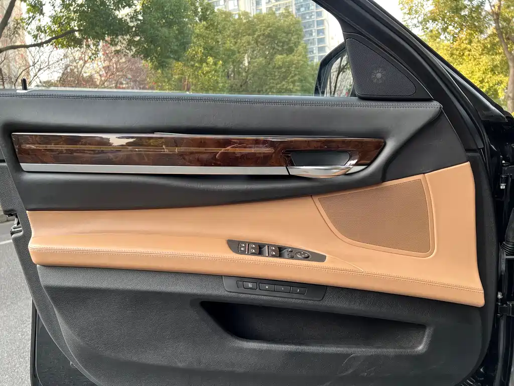 BMW 7 Series 2012 — фото 14