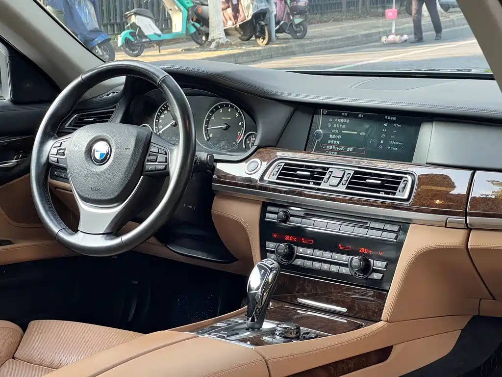 BMW 7 Series 2012 — фото 19