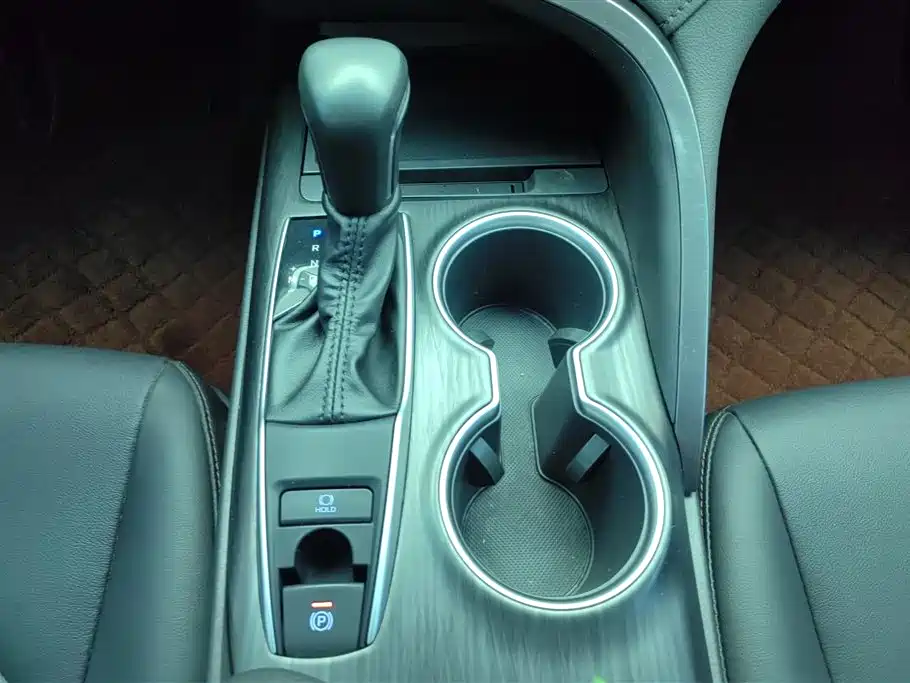 Toyota Camry 2023 — фото 16